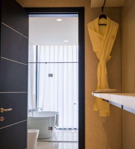 Apartamento Luxurious Executive One Bedroom Suite Space Available