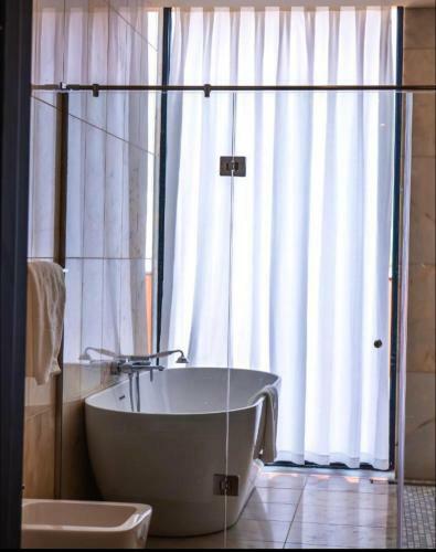 Apartamento Luxurious Executive One Bedroom Suite Space Available