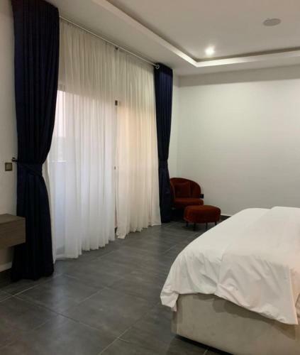 Charming 2 Bedroom Serviced Apartment With Pool