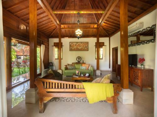 Tiis Garden Puri Villas