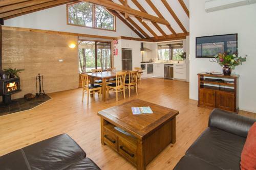 Grasstree Cottage - Woodstone Estate