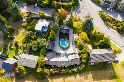 Alpine Cottage - Queenstown Holiday Home