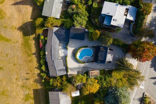 Alpine Cottage - Queenstown Holiday Home