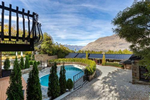 Alpine Cottage - Queenstown Holiday Home