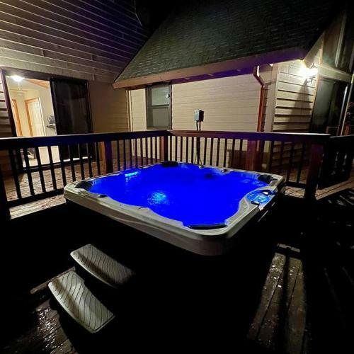 Splendid Mountain Retreat: Spa, Sauna, & Generator
