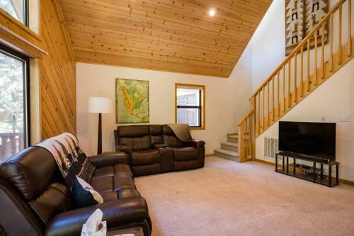 Splendid Mountain Retreat: Spa, Sauna, & Generator