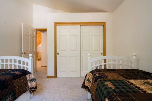 Splendid Mountain Retreat: Spa, Sauna, & Generator