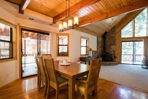 Splendid Mountain Retreat: Spa, Sauna, & Generator