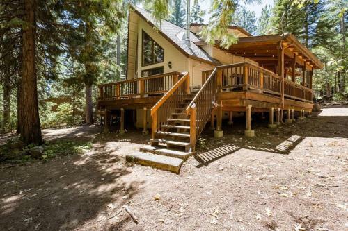 Splendid Mountain Retreat: Spa, Sauna, & Generator