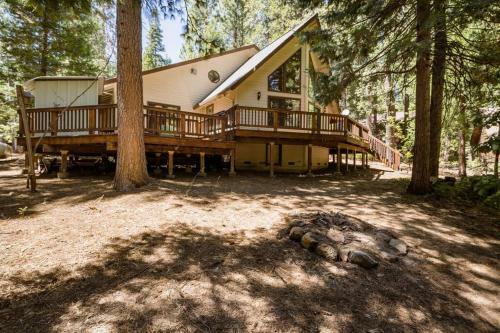 Splendid Mountain Retreat: Spa, Sauna, & Generator