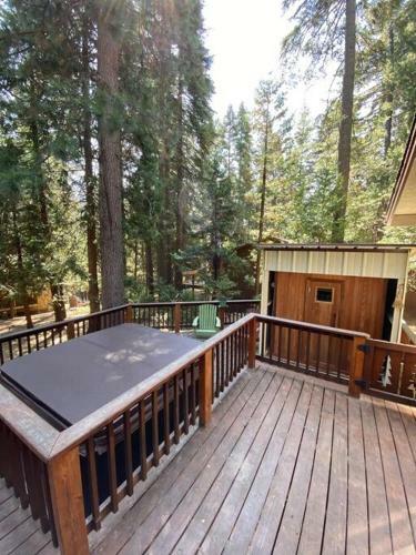 Splendid Mountain Retreat: Spa, Sauna, & Generator