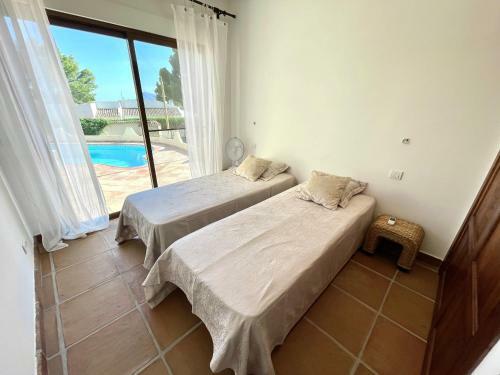 Villa De Estilo Espa�ol Con Jard�n Y Piscina