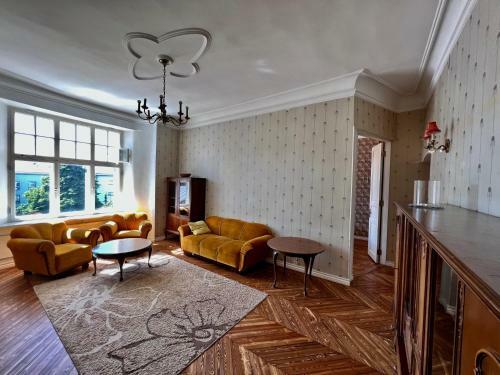 Lovely 3- Room Apartment In Historical House