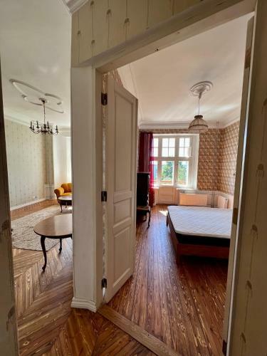 Lovely 3- Room Apartment In Historical House