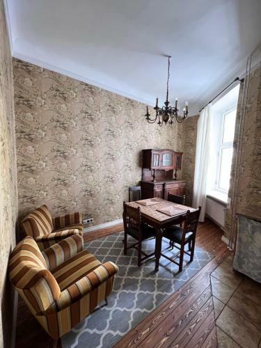 Lovely 3- Room Apartment In Historical House