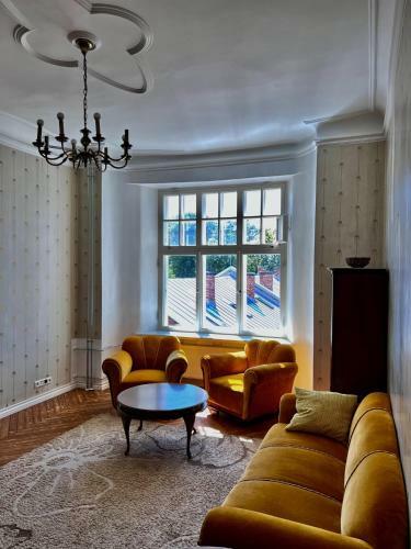 Lovely 3- Room Apartment In Historical House