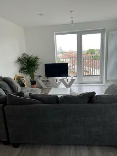Lovely 2 Bed Apartment With Parking On Premises