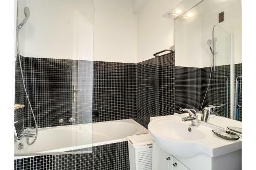 2 Bed Apartment Sea View 100m From Beach - Happy Rentals
