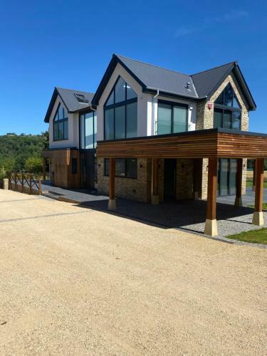 Stunning Modern Home Set In Beautiful Grounds.