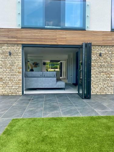 Stunning Modern Home Set In Beautiful Grounds.