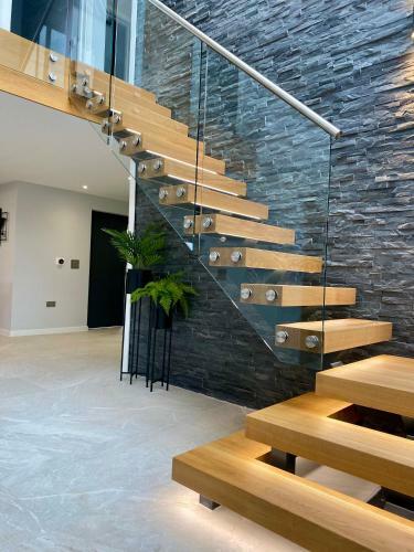 Stunning Modern Home Set In Beautiful Grounds.