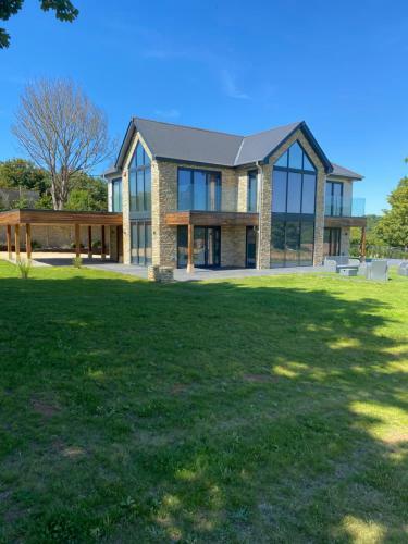 Stunning Modern Home Set In Beautiful Grounds.