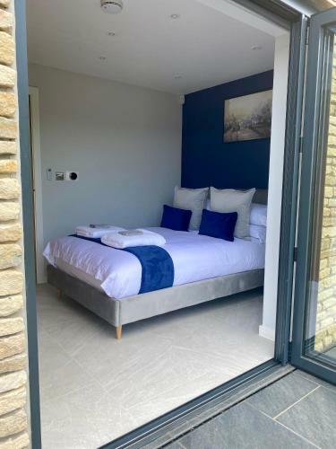 Stunning Modern Home Set In Beautiful Grounds.