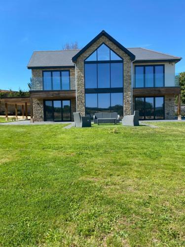 Stunning Modern Home Set In Beautiful Grounds.
