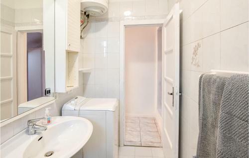 Stunning Apartment In Avio With 2 Bedrooms
