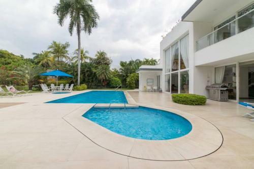 Preciosa Casa Con Piscina Y Un Clima Privilegiado