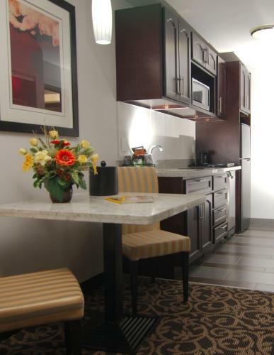 Hotel Paradise Inn And Suites