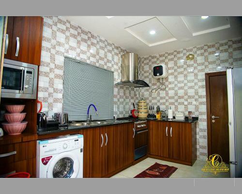 Comforts Court And Apartment