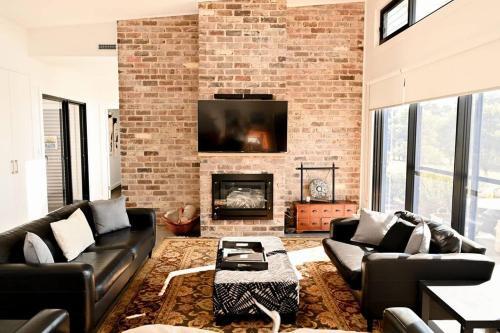 Somerton Ridge: Luxury Modern House Stunning Bath