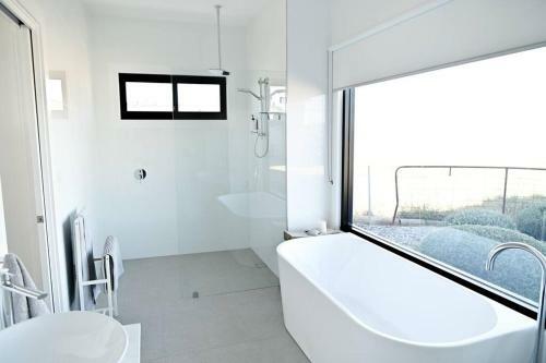 Somerton Ridge: Luxury Modern House Stunning Bath