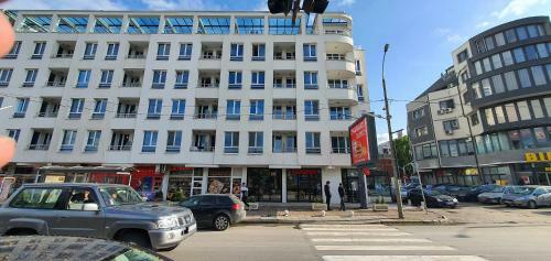 Colonel Apartment 953