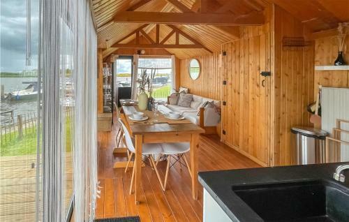 Awesome Caravan In Lauwerzijl With Wifi And 2 Bedrooms