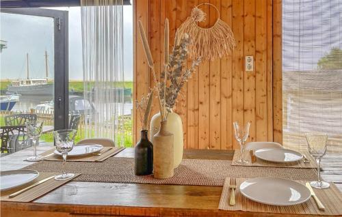 Awesome Caravan In Lauwerzijl With Wifi And 2 Bedrooms