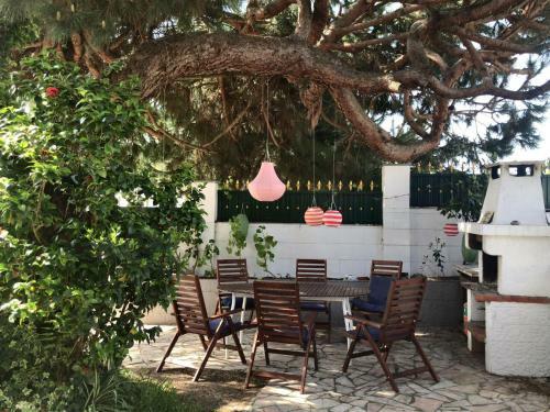 Villa Capela Beach House In Caparica