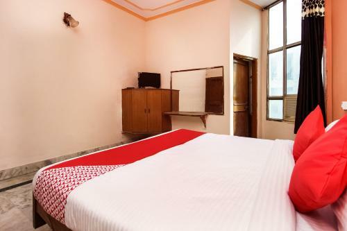Oyo 29394 Hotel Apoorva Deluxe
