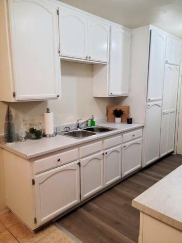 3 Queen Bed Home With Grill And Fire Table