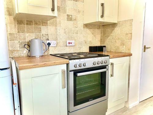 Cheerful 3 Bedroom Home With Free Parking
