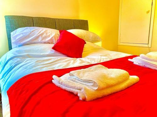Cheerful 3 Bedroom Home With Free Parking