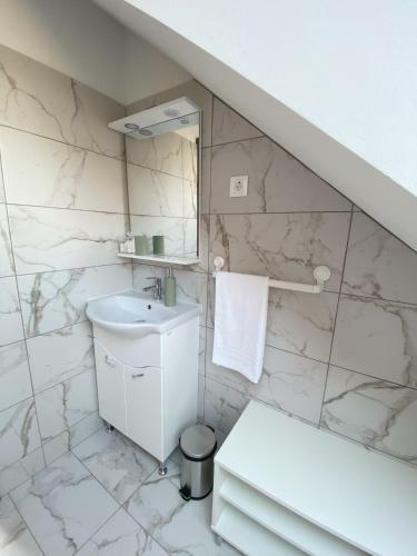Piros Vend�gh�z