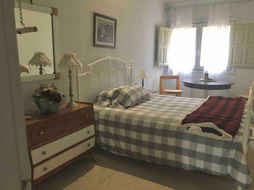 Hostal Room In Bungalow - Cozy Guest Room With Double Bed