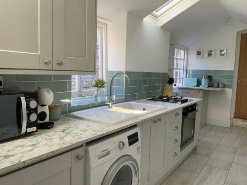 Charming Cottage Mins From Chichester City Centre