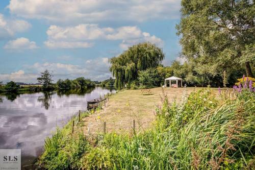 Two Bed Cottage Near Oxford With River View