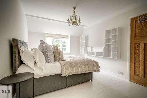 Two Bed Cottage Near Oxford With River View