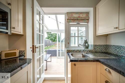 Two Bed Cottage Near Oxford With River View