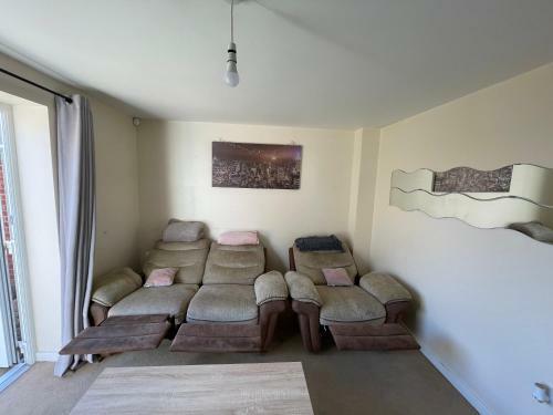 3-bedroom Detached Villa, Backyard, Free Parking