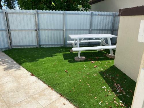 Hostal Private Room With Queen Bed - Free Parking & Fast Wifi